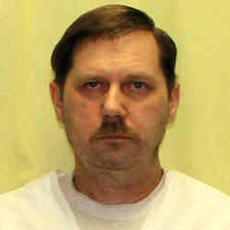 Henrettet. Kenneth Biros, der er dømt for mord, voldtægt og røveri, har kaldt sin henrettelse for »en grusom og usædvanlig straf«. 