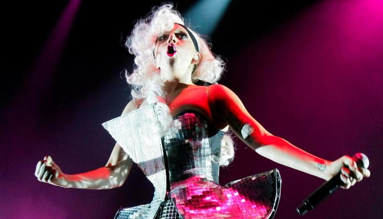 Egentlig er Lady Gaga brunette, men har farvet sit hår for ikke at blive slået i hartkorn med den faldne britiske engel Amy Winehouse. 