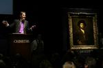 Hammerslag. Auktionarius James Bruce-Gardyne tager imod bud på Rembrandt-maleriet. 