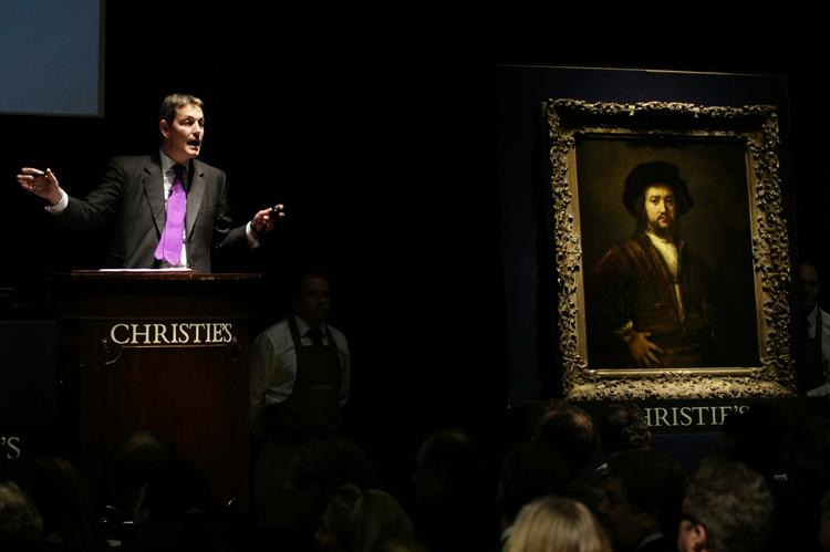 Hammerslag. Auktionarius James Bruce-Gardyne tager imod bud på Rembrandt-maleriet. 