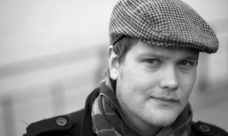 Jonas Petersen har en stemme, der kan bevæge små og store sten med sin renhed, og det passer ret perfekt i denne sammenhæng. Pressefoto 