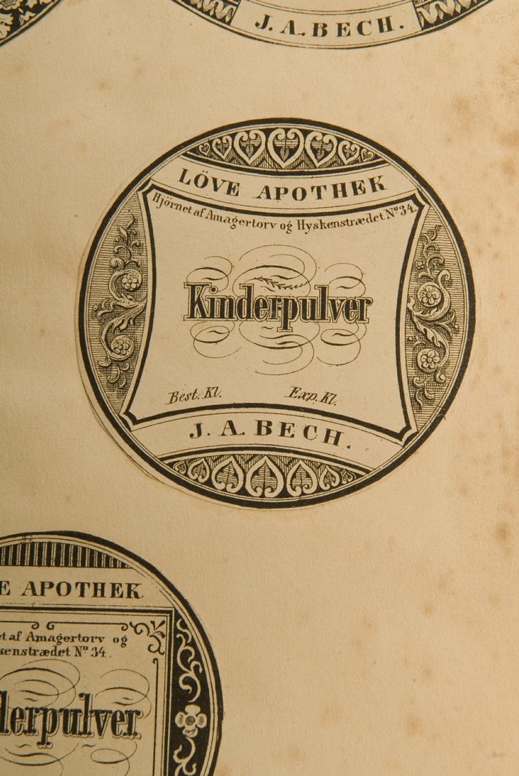 Ole Lukøje gav børnene Kinderpulver, der i virkeligheden var et ret effektivt afføringsmiddel. 