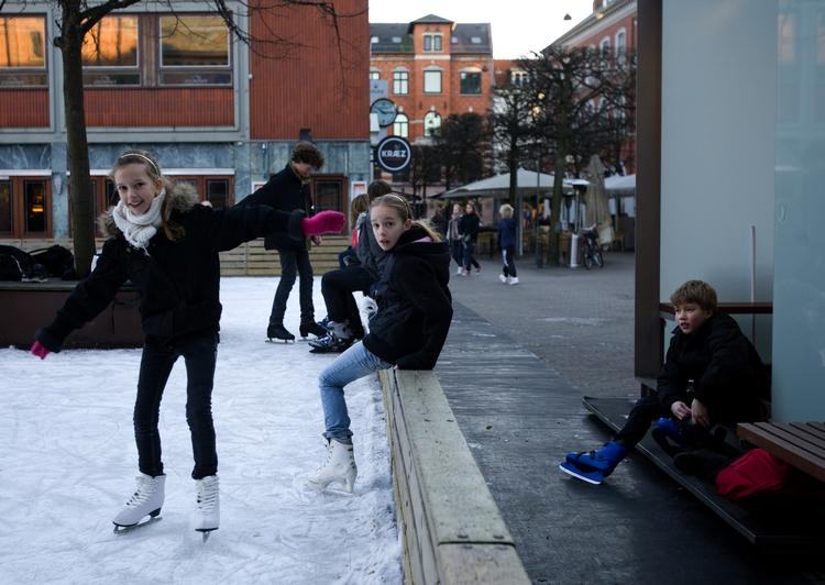 Misbrug. At bruge kørekort eller sygesikringskort som pant eksempelvis i skøjteudlejningen er at spille hasard med en kæmpe portion personlige oplysninger.  Arkivfoto. 