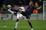 fodboldballet. Lyons Jean-Alain Boumsong (th) forsøger at fange en høj bold i kamp med Debrecens Adamo Coulibaly. 
