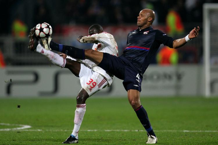 fodboldballet. Lyons Jean-Alain Boumsong (th) forsøger at fange en høj bold i kamp med Debrecens Adamo Coulibaly. 