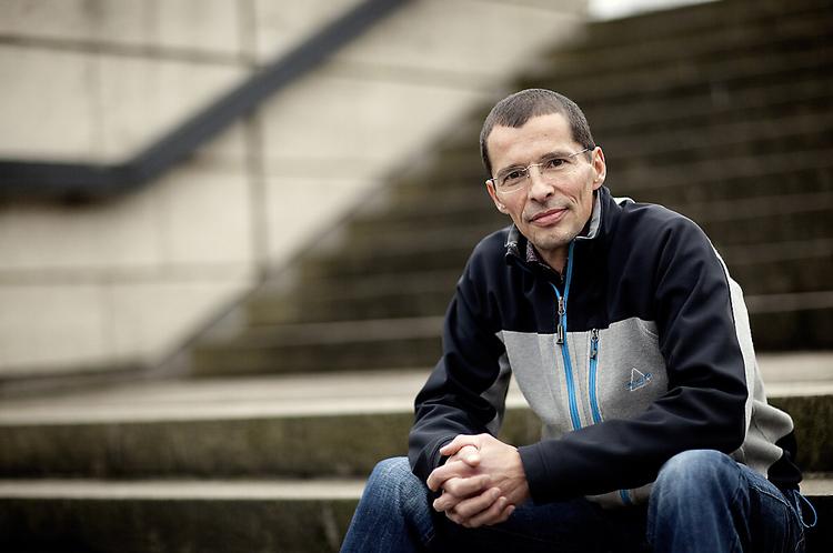 Strafrente forude. 46-årige Peter Willumsen er en af de danskere, der kan se frem til at skulle betale strafrente. Han orker ikke at indhente de nødvendige oplysninger. »Det stemmer ikke særlig godt overens med regeringens ambitioner om at afbureaukratisere«,  siger han. 