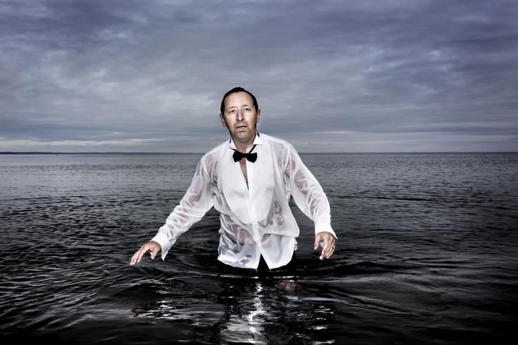 Øv. »Jeg er det seneste år gået hen og blevet talblind«, siger Finn Nørbygaard, der efter IT Factorys krak blev fotograferet på en anderledes måde til et interview. (Arkivfoto) 