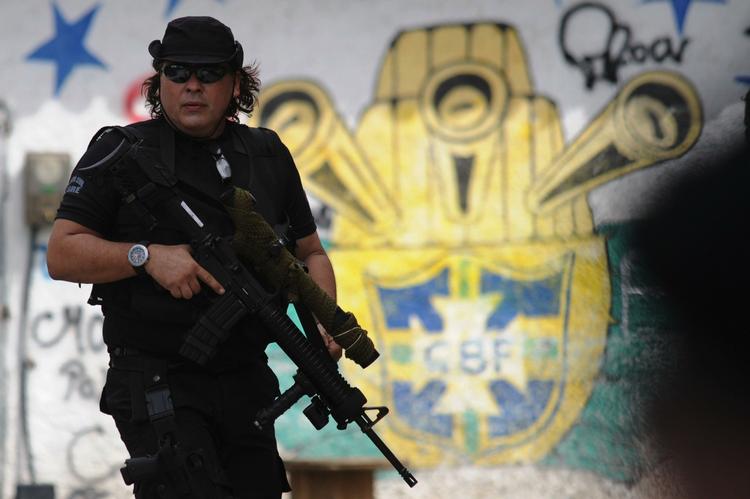 Slum. En politibetjent på arbejde i Rios slum (arkivfoto). 