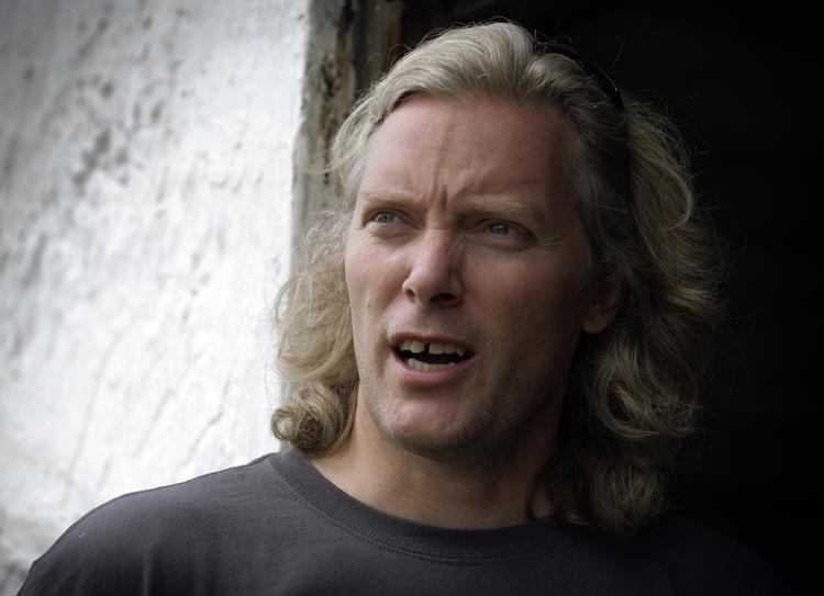 Kritik. I Politiken sagde von Hornsleth, at han vil udstille, at kulturjournalist Camilla Stockmann aldrig mener noget i sine artikler. Det har han så gjort ved en kontroversiel fotomontage. 