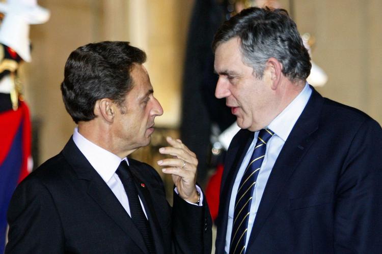 »Bonusserne i 2009 er hovedsageligt steget på grund af den statslige støtte til banksystemet«, skriver Nicolas Sarkozy og Gordon Brown. 