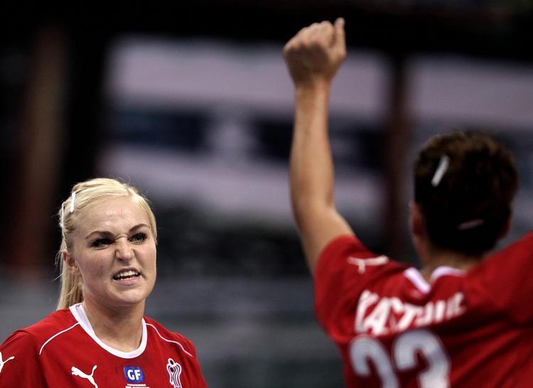 TEST. Trine Troelsen (tv) og de andre håndboldkvinder skal vise ved de er lavet af i dagens kamp mod Sverige. 