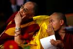 Rådgivning. Dalai Lama får et råd om, hvad han skal mene om Barack Obama. 