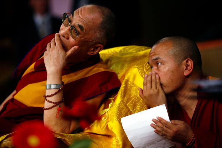Rådgivning. Dalai Lama får et råd om, hvad han skal mene om Barack Obama. 