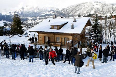 sexforbryder? 26. september i år blev filminstruktør Roman Polanski arresteret, da han var på vej til at modtage en filmpris i Schweiz. På billeder ses instruktørens villa i Gstaad, hvor han efterfølgende blev placeret i 'husarrest'. (Arkivfoto) 