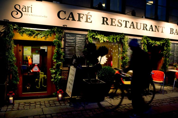Café Sari har  indtaget lokalerne, hvor tidligere  Domhuskælderen lå. Centralt på  Nytorv midt på Strøget. Foto:  Martin Lehmann 