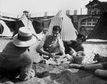 Chanel var stærk modstander af sin tids pyntesyge. Hendes egne kreationer fik derfor et meget enkelt og androgynt look. På billedet ses hun med sin engelske elsker Arthur 'Boy' Capel på stranden Saint Jean De Luz i 1917. 