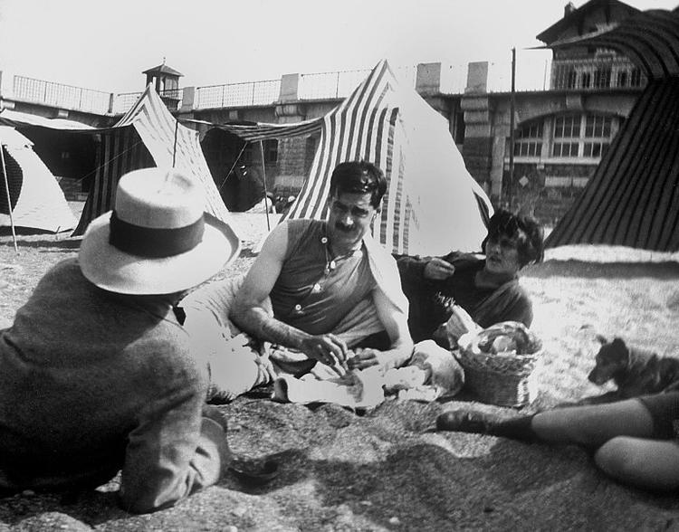 Chanel var stærk modstander af sin tids pyntesyge. Hendes egne kreationer fik derfor et meget enkelt og androgynt look. På billedet ses hun med sin engelske elsker Arthur 'Boy' Capel på stranden Saint Jean De Luz i 1917. 