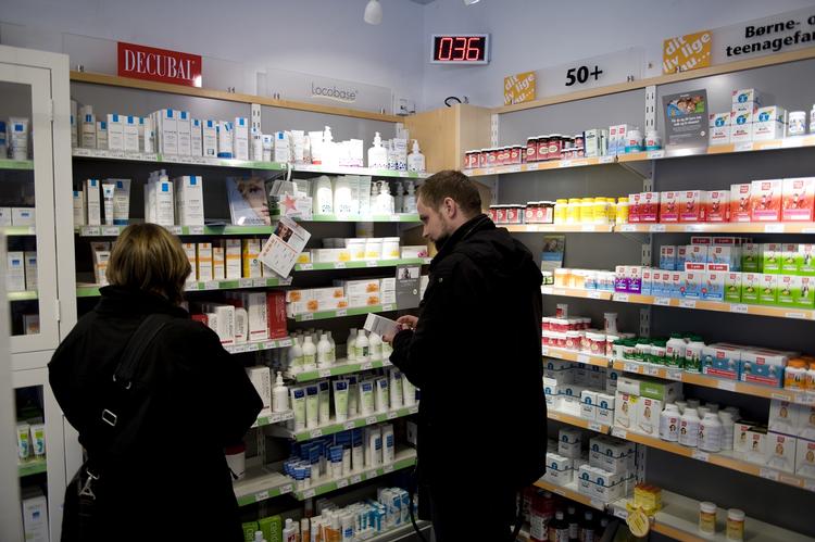 Hormonkemi. Regn ikke med at hudplejeprodukterne fra apoteket er uden mistænkelige kemikalier. Deres populære mærke Vichy bugner af parabener. 