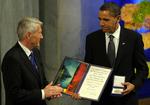 Barack Obama modtager Nobels Fredspris af formanden for Nobel-kommiteen Thorbjørn Jagland. 