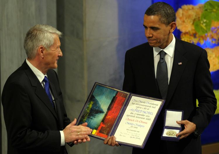 Barack Obama modtager Nobels Fredspris af formanden for Nobel-kommiteen Thorbjørn Jagland. 
