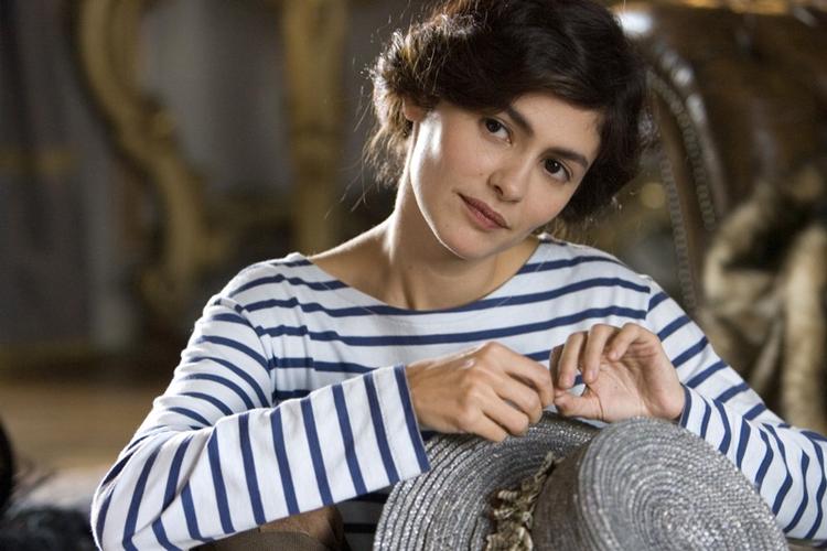 Audrey Tautou spiller rollen som Coco Chanel i filmen, der skildrer hendes liv, før hun blev kendt som modedesigner par excellence. 