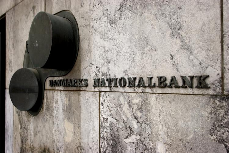 Rente. Det er kommet bag på mange, at Nationalbanken i dag valgte at sætte renten et lille nøk ned. 