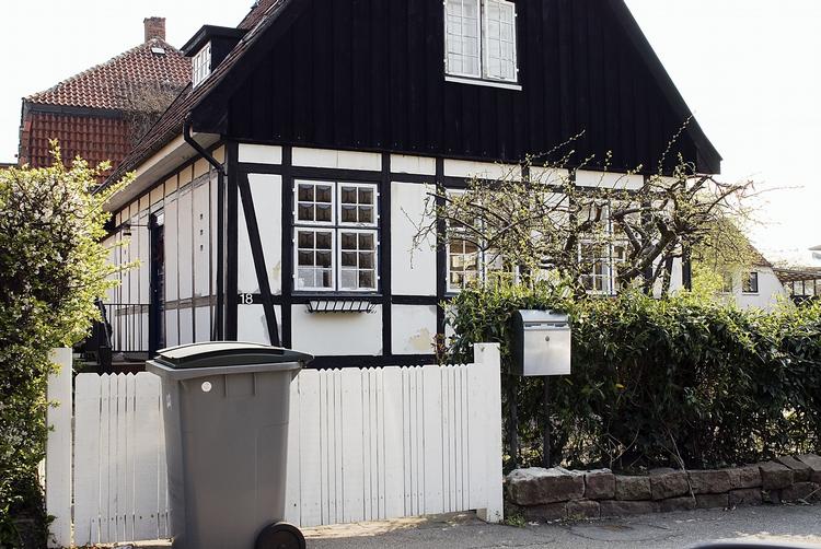 Mange boligejere er ude på dybt vand, fordi deres boliglån er større end værdien af deres hus eller lejlighed. De er det, der hedder teknisk insolvente. Det betyder, at en skilsmisse, arbejdsløshed eller længere tids sygdom kan få fatale økonomiske konsekvenser. 