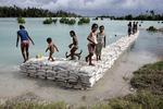 Østaten Kiribati mellem Hawaii og Australien spåes i løbet af nogle årtier at være ubeboelig på grund af global opvarmning. 