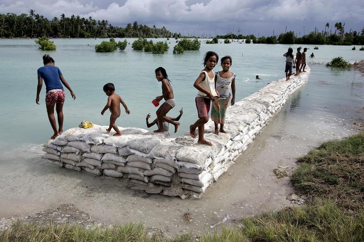 Østaten Kiribati mellem Hawaii og Australien spåes i løbet af nogle årtier at være ubeboelig på grund af global opvarmning. 