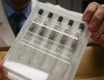 Forebyggelse. En ansat på et hospital i Nebraska fremviser en håndfuld doser vaccine mod svineinfluenza - og dem er der godt brug for i USA. 