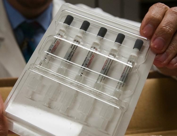Forebyggelse. En ansat på et hospital i Nebraska fremviser en håndfuld doser vaccine mod svineinfluenza - og dem er der godt brug for i USA. 