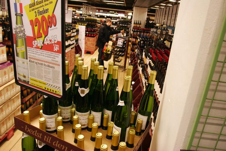 TILBUD Arkivfoto fra vinafdelingen i SuperBest i Valby. Der er ingen sammenhæng mellem de konkrete oplysninger i artiklen og billedet. 
