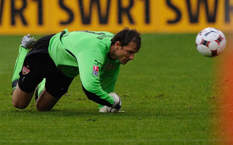 HEMMELIGHEDSFULD. Tyske Jens Lehmann vil ikke sige, hvad han lavede bag bandereklamen under en Champions League-kamp onsdag. 