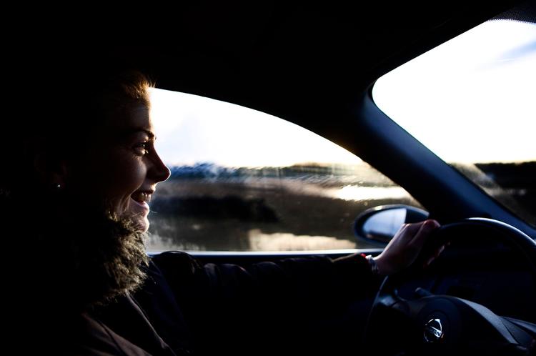 Anja Schmidt kører som sælger hundredvis af kilometer på Sjælland hver dag, men har aldrig været involveret i en ulykke. For at fortsætte den  fine statistik brugte hun seks timer med glatbanekørsel og katastrofeopbremsninger på  Sjællandsringen ved Roskilde. Foto: Astrid Dalum 