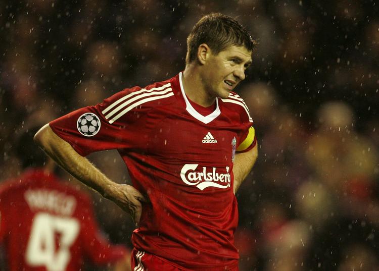 ærgrelse. Kaptajn Gerrard og hans Liverpool har haft en skuffende sæson indtil nu. I dag møder holdet Arsenal i et sandt søndagsbrag, hvor kravet til begge hold er sejr. Arkivfoto. 