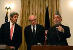 Centrum. Kai Eide har spillet en stor rolle ved det afghanske valg. Her ses han sammen med Afghanistans præsident, Hamid Karzai (t.h.), og John Kerry, amerikansk senator. 