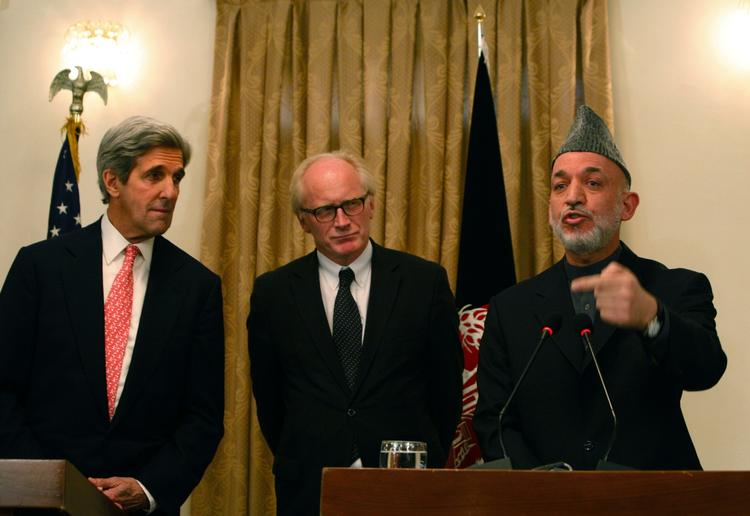 Centrum. Kai Eide har spillet en stor rolle ved det afghanske valg. Her ses han sammen med Afghanistans præsident, Hamid Karzai (t.h.), og John Kerry, amerikansk senator. 