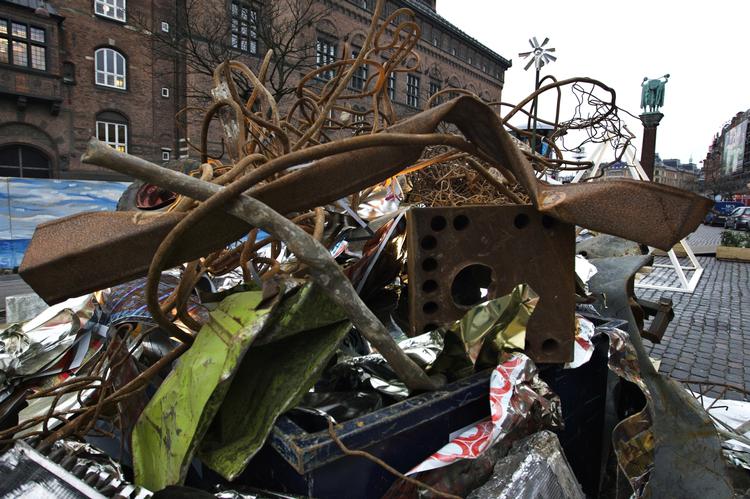 Skrotbejerget på Vartov ved Københavns Rådhus er kreeret af Inger Birkestrøm Juul. 