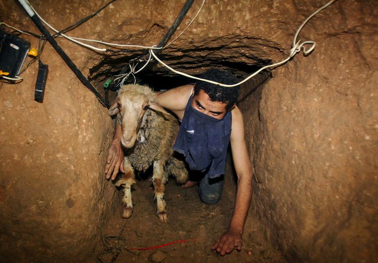 Livsvigtige madvarer og medicin, men også ulovlige våben, smugles gennem hemmelige underjordiske tunneler fra Egypten ind i Gaza. (arkivfoto) 