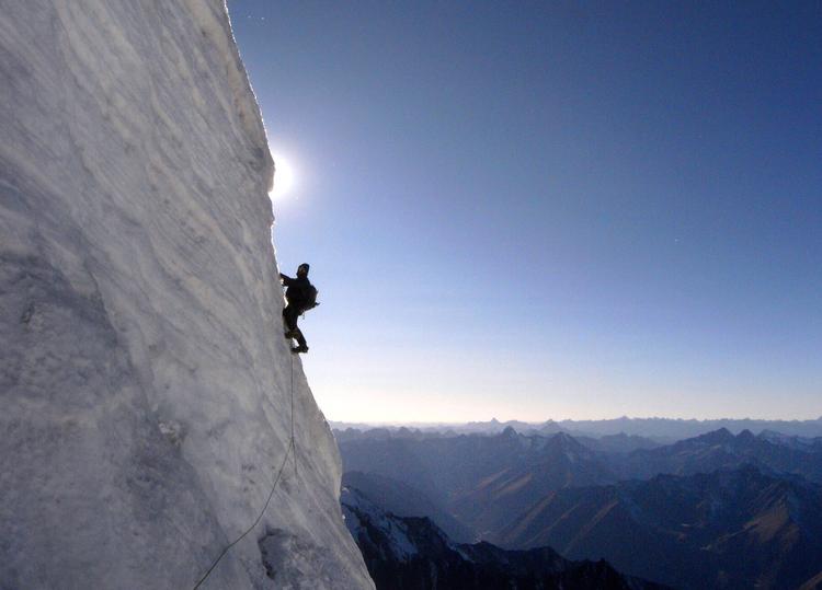 Mod toppen. Da Martin Ploug (billedet) sammen med Kristoffer Szilas begav sig mod toppen af det kinesiske bjerg Ren Zhong Feng, havde de kun den information om bjerget, de kunne få ved at studere to fotografier. Undervejs overnattede de på smalle klippehylder. Et reb om soveposen skulle sikre dem mod at vælte ud over bjergsiden. Foto: Kristoffer Szilas 