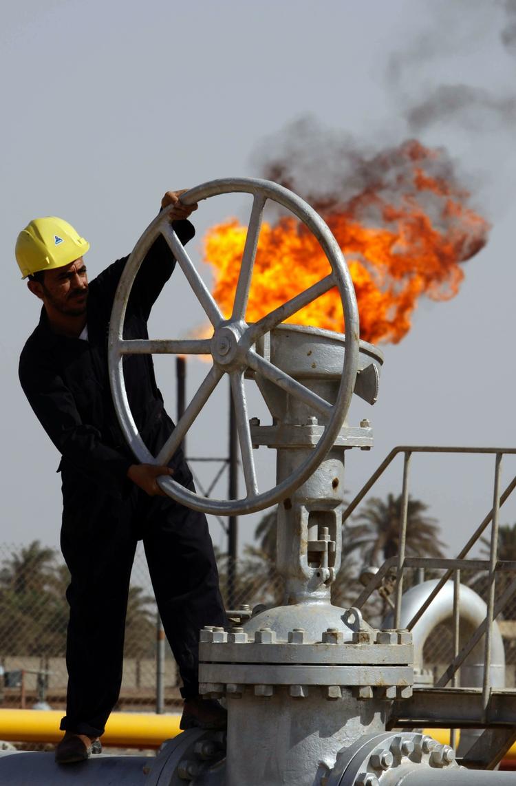 Olie. Iraks største oliefelt er i dag blevet solgt til udvindelse af det hollandske selskab Shell. De forventer at kunne producere 1.8 millioner tønder olie om dagen. 