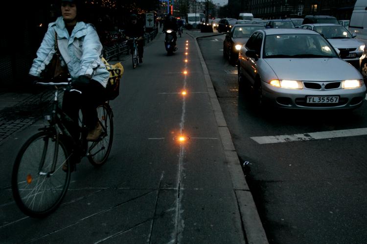 Intelligent advarsel. Når der er grønt lys og cyklister i farezonen, blinker de gule lys for at advare trafikanterne om et farligt højresving.  Foreløbig kan de blinkende advarselslys l ses på H.C. Andersens Boulevard ved Tivoli og tre andre kryds i København.  Foto: Finn  Frandsen 