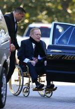 forgyldt. 67-årige Larry Flynt i rullestolen med de gyldne fælge udenfor retten i Los Angeles. Flynt sidder i rullestol, efter at han i 1978 blev skudt ned af en højreradikal racist. Flynts imperium menes at rumme værdier for et trecifret millionbeløb. 