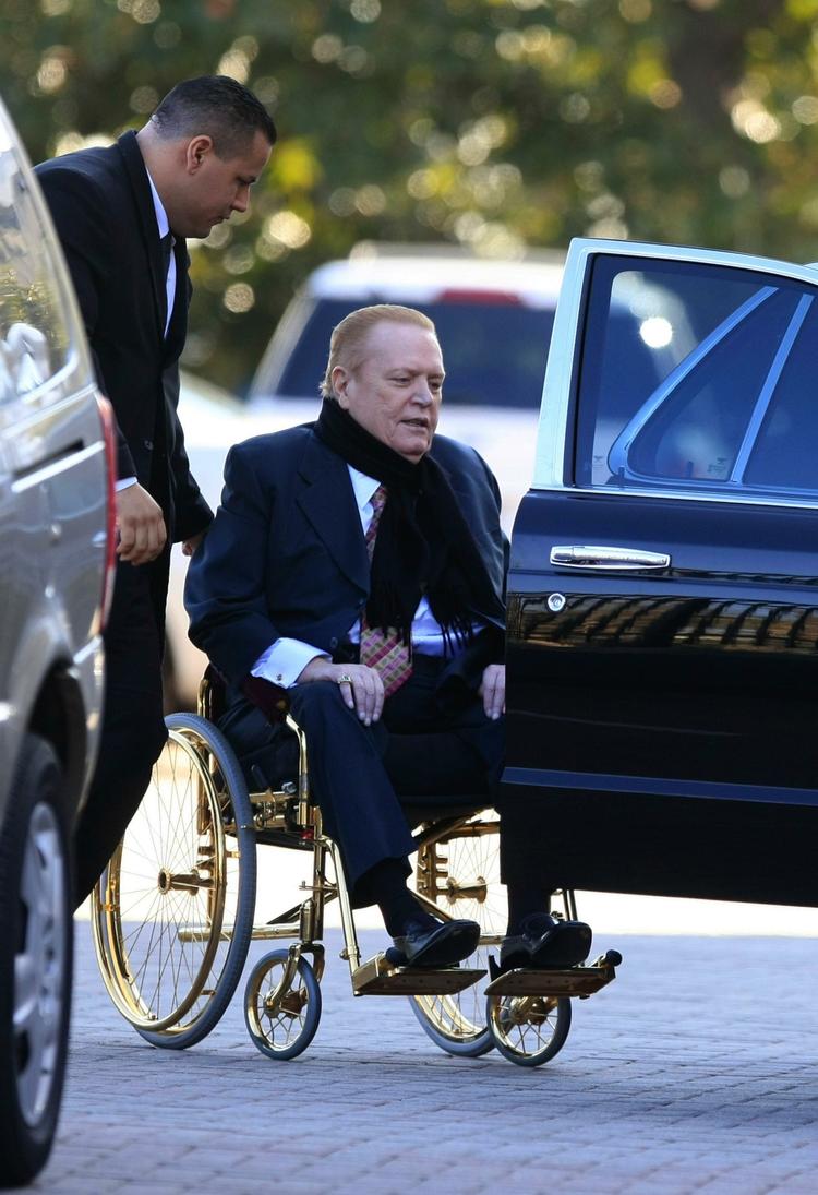 forgyldt. 67-årige Larry Flynt i rullestolen med de gyldne fælge udenfor retten i Los Angeles. Flynt sidder i rullestol, efter at han i 1978 blev skudt ned af en højreradikal racist. Flynts imperium menes at rumme værdier for et trecifret millionbeløb. 