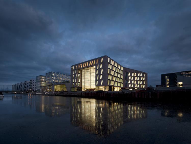 Det er arkitektfirmaet 3XN, der er hjernen bag kontorbygningens kursiverede design. Foto: Adam Mørk 