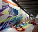 Psykedelisk. Arkens kunstakse er radikalt forandret. En eksplosion af farver har indtaget rummet og efterlader intet uforandret. Det er den tyske billedkunstner Katharina Grosse, der er på spil med sin spraymaling. Foto: Arken 