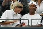 Huskøb. Ved du hvad, Tiger? Jeg har købt mig et træhus til 16 millioner hjemme i Skærgården. Nej, billedet af Elin Nordegren og Tiger Woods er fra oktober i år. 
