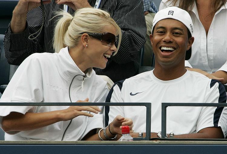 Huskøb. Ved du hvad, Tiger? Jeg har købt mig et træhus til 16 millioner hjemme i Skærgården. Nej, billedet af Elin Nordegren og Tiger Woods er fra oktober i år. 