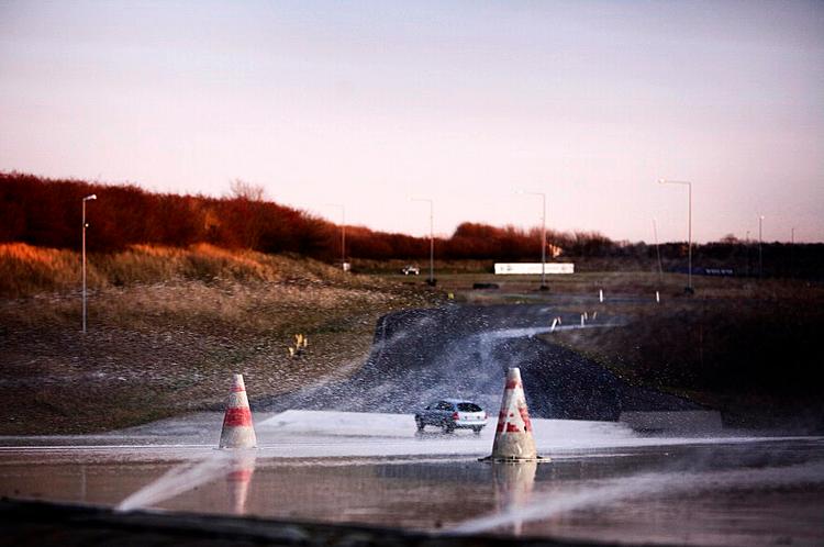 En tur på glatbane har kun siden 1990 været obligatorisk for folk der tager kørekort, så der er stadig rigtig mange danske bilister, som aldrig har øvet sig i at køre i glat føre. Foto: Astrid Dalum 