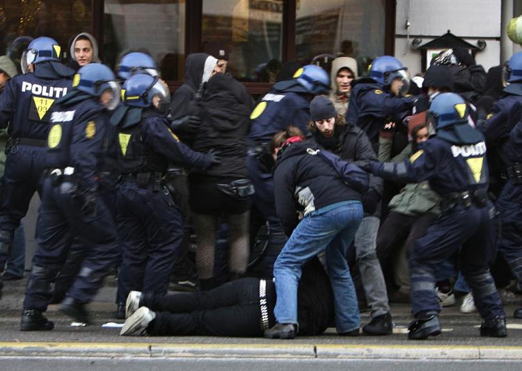 Det skete efter en episode, hvor aktivister havde kastet flasker mod politiet. 